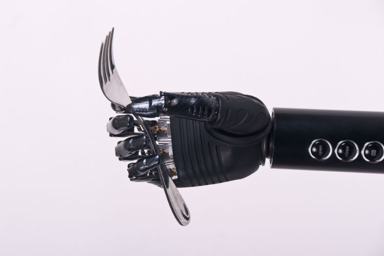 The Science Behind How Prosthetic Hands Work